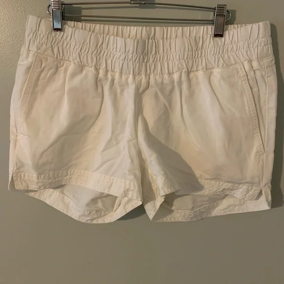 🆕 NWT hatch maternity romy white shorts 2 medium